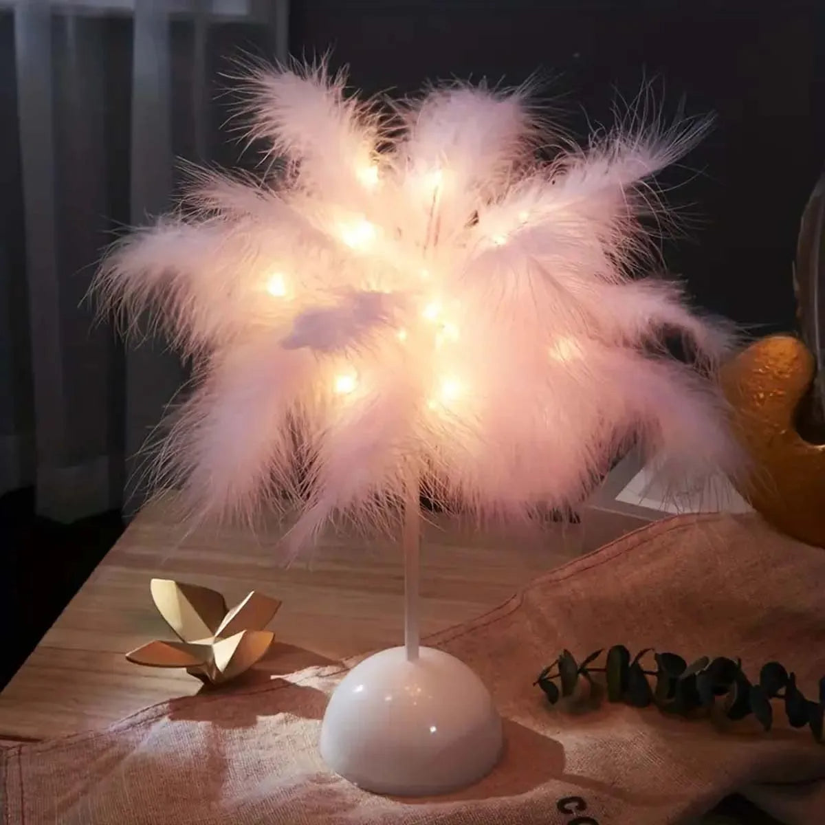 Lampe de table LED à motif de plumes.