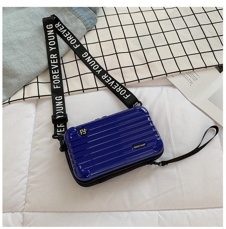 Mini-valise à bandoulière.