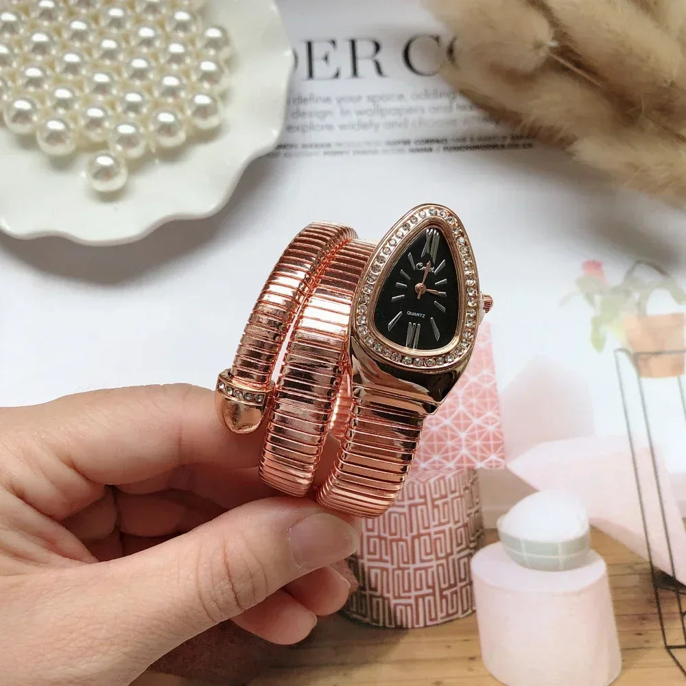 Montre à quartz serpentine pour femme.                            Serpentine Quartz Watch for Women