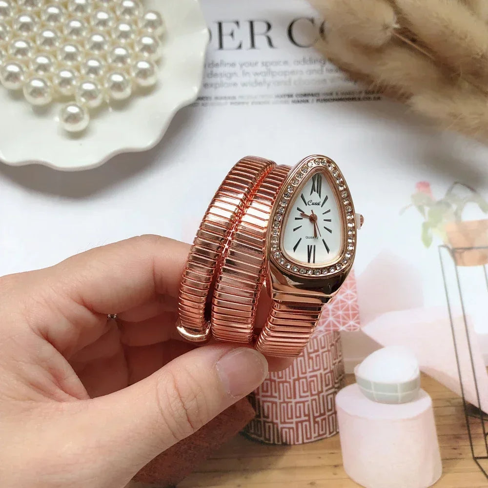 Montre à quartz serpentine pour femme.                            Serpentine Quartz Watch for Women