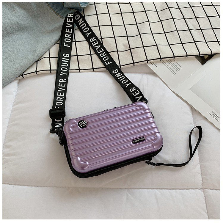 Mini-valise à bandoulière.