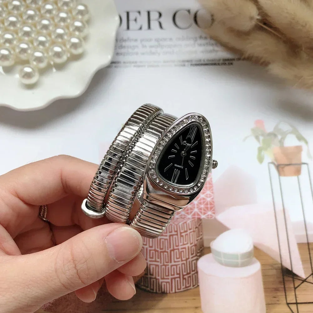Montre à quartz serpentine pour femme.                            Serpentine Quartz Watch for Women