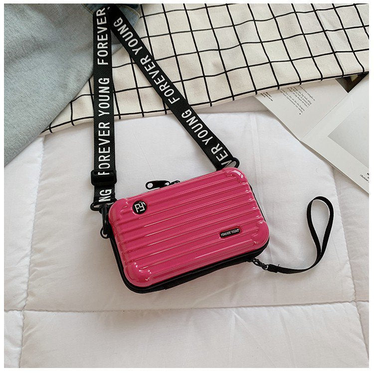 Mini-valise à bandoulière.