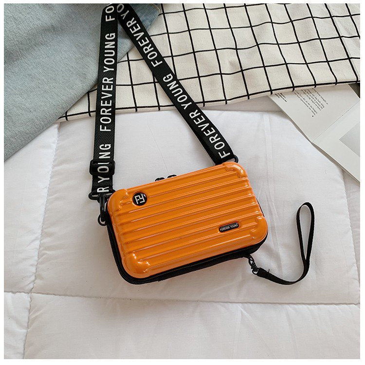 Mini-valise à bandoulière.