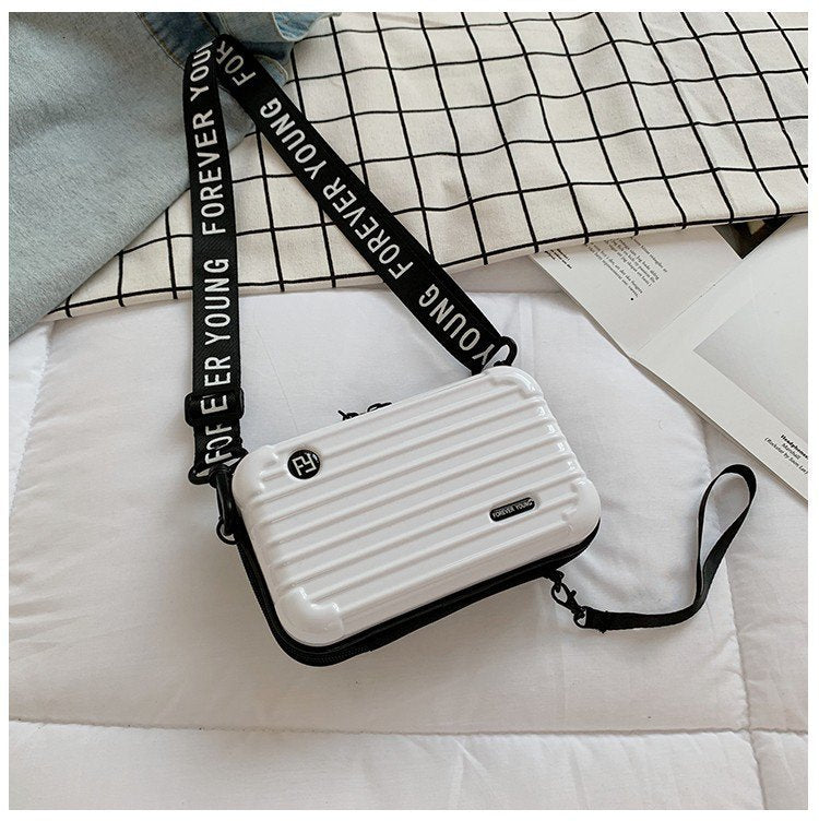 Mini-valise à bandoulière.