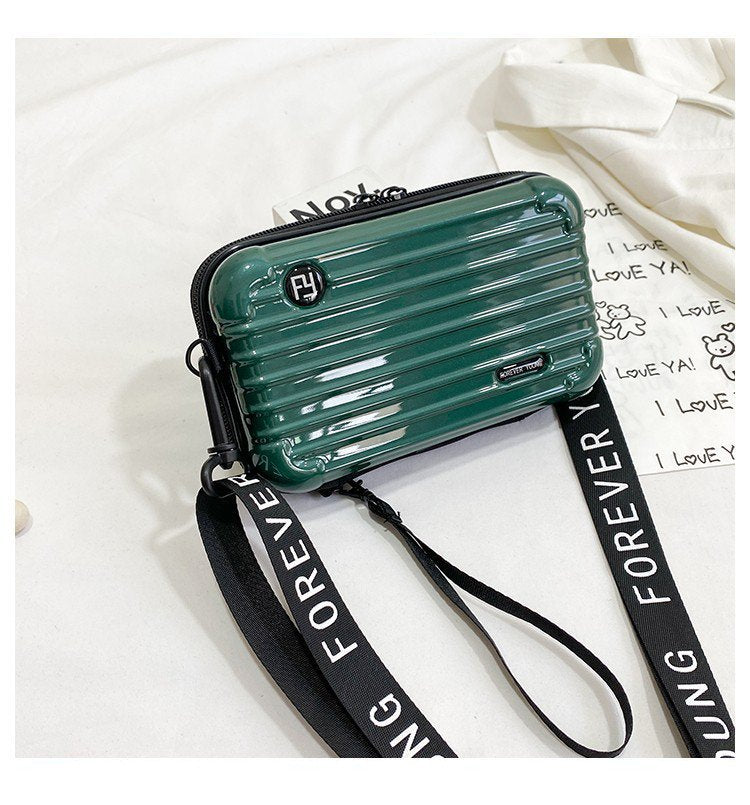 Mini-valise à bandoulière.