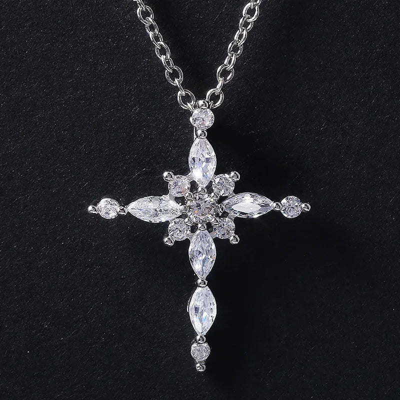 Collier avec pendentif croix en cristal de zircon.                   Crystal Zircon Cross Pendant Necklace