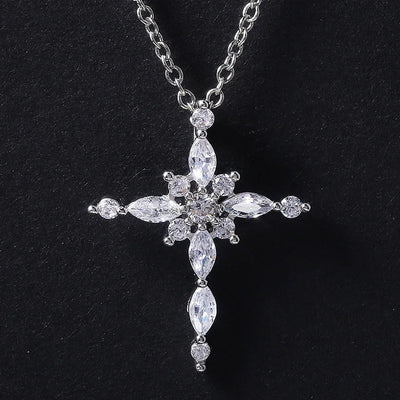 Collier avec pendentif croix en cristal de zircon.