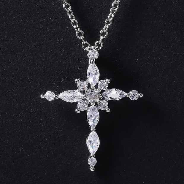 Collier avec pendentif croix en cristal de zircon.