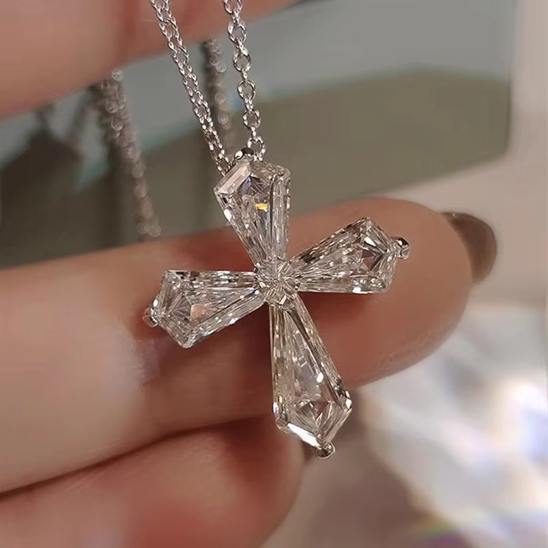 Collier croix en cristal Huitan pour femme.                                    Huitan Crystal Cross Necklace for Women