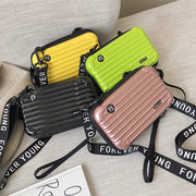 Mini-valise à bandoulière.