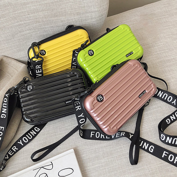 Mini-valise à bandoulière.