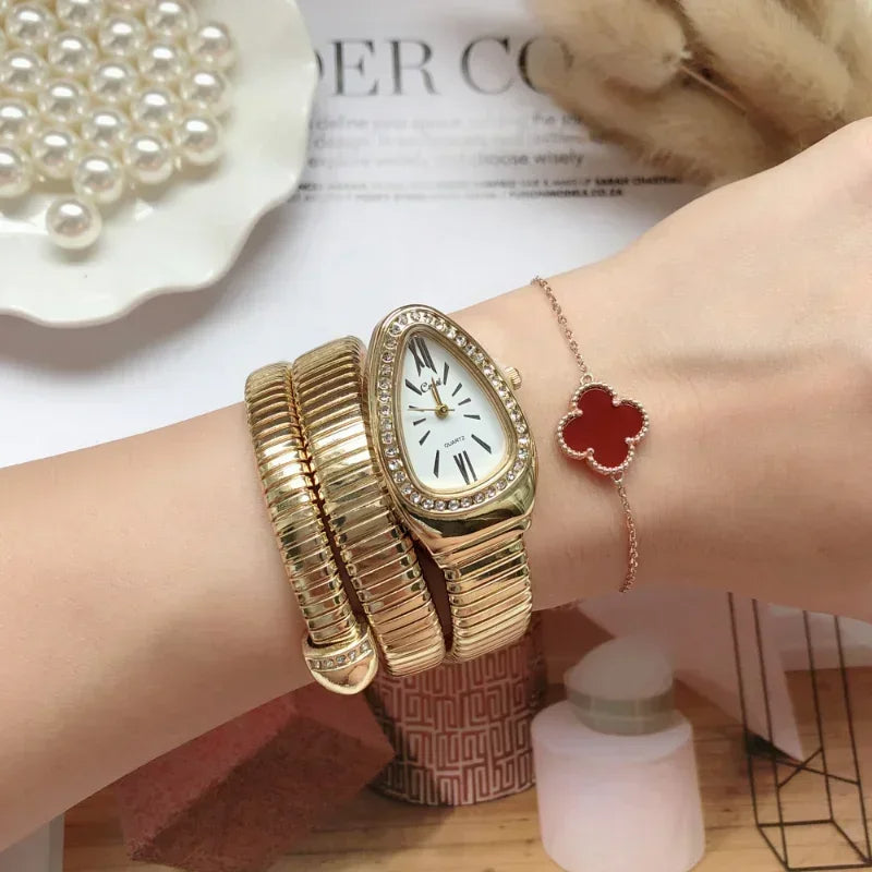Montre à quartz serpentine pour femme.                            Serpentine Quartz Watch for Women
