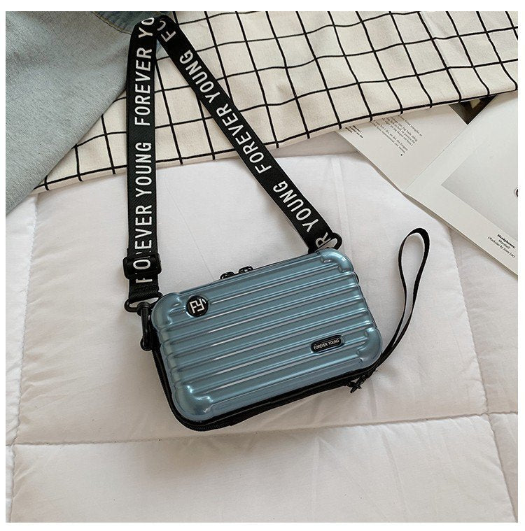 Mini-valise à bandoulière.