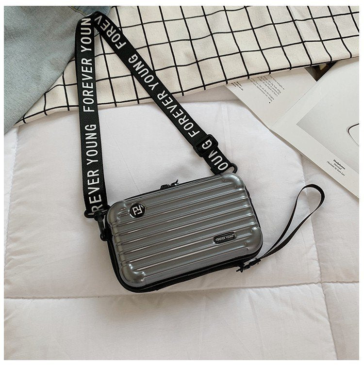 Mini-valise à bandoulière.
