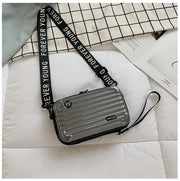 Mini-valise à bandoulière.