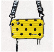 Mini-valise à bandoulière.