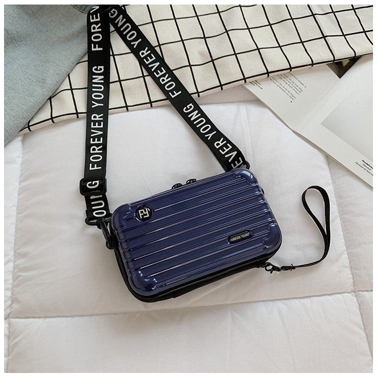 Mini-valise à bandoulière.