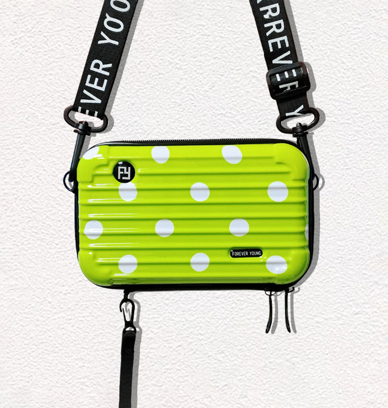 Mini-valise à bandoulière.