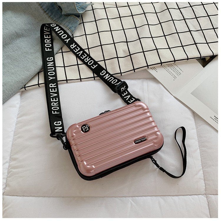 Mini-valise à bandoulière.