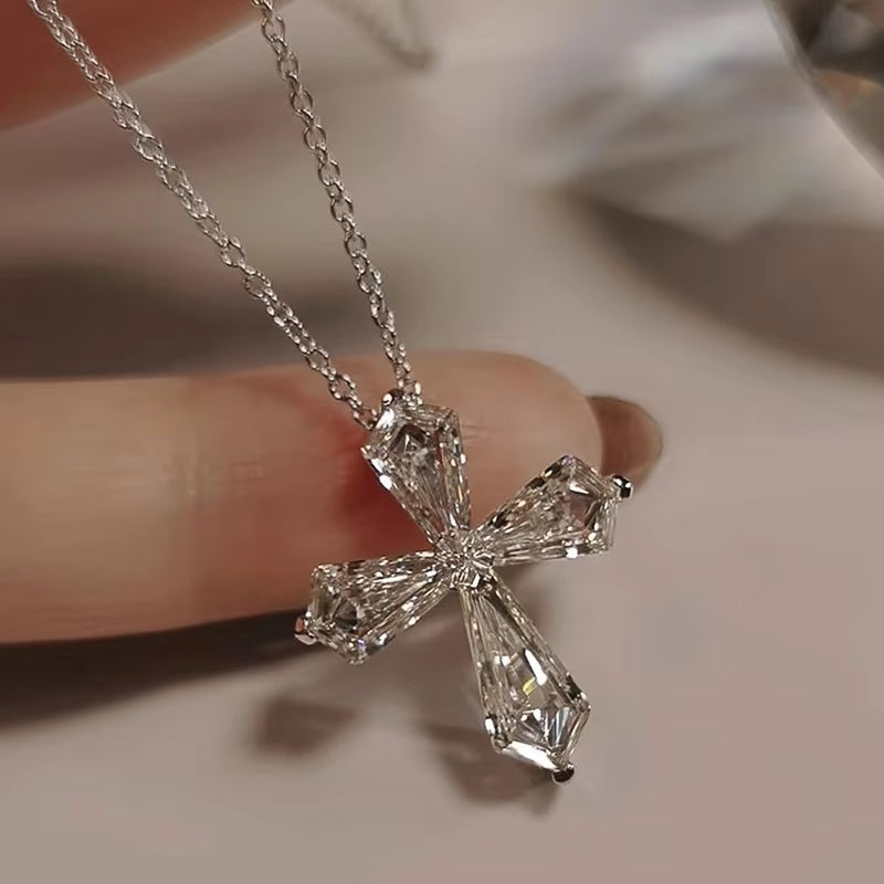 Collier croix en cristal Huitan pour femme.                                    Huitan Crystal Cross Necklace for Women