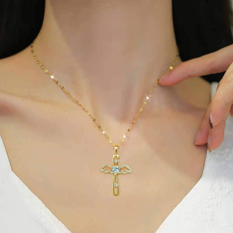 Collier pendentif croix en zircon de luxe brillant.