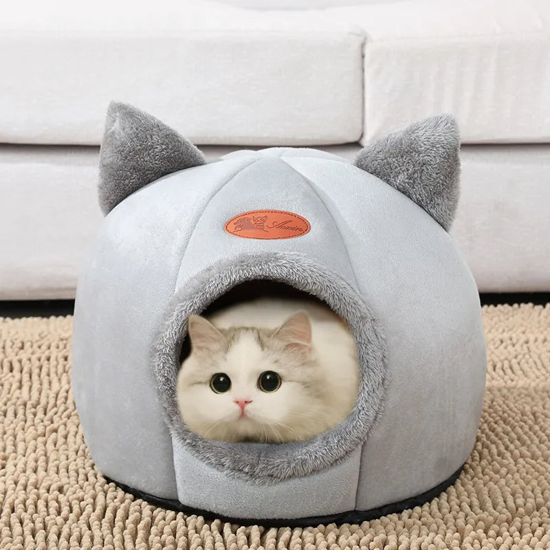 Petite grotte pour chat d'hiver