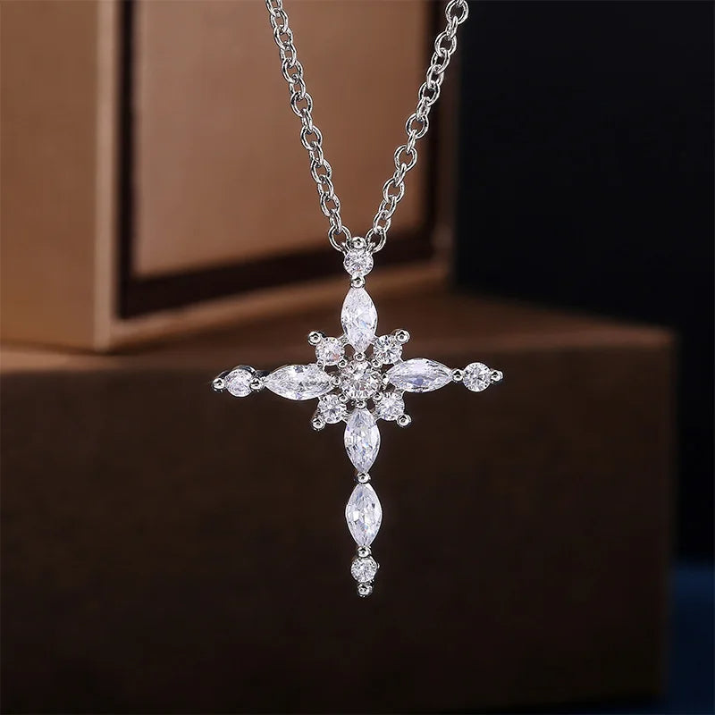Collier avec pendentif croix en cristal de zircon.                   Crystal Zircon Cross Pendant Necklace