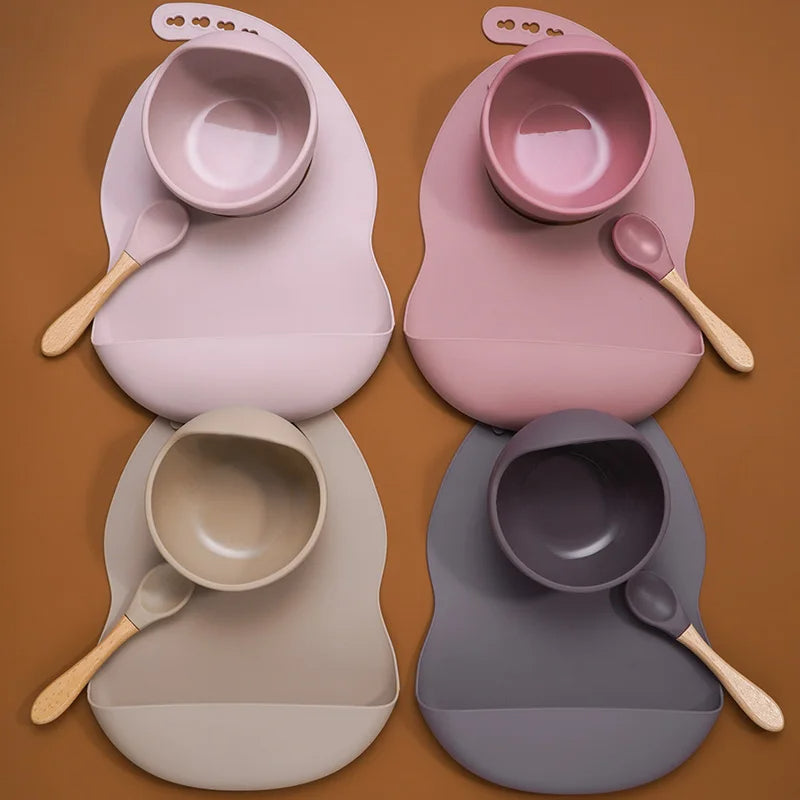 Ensemble de vaisselle en silicone pour bébé.