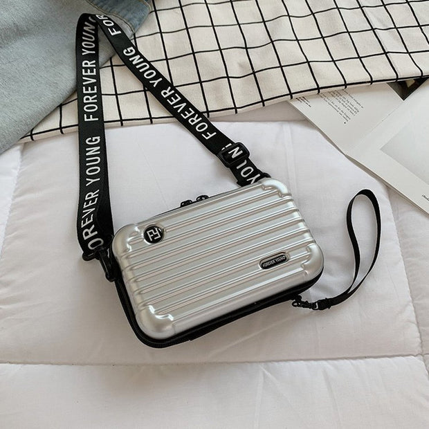 Mini-valise à bandoulière.