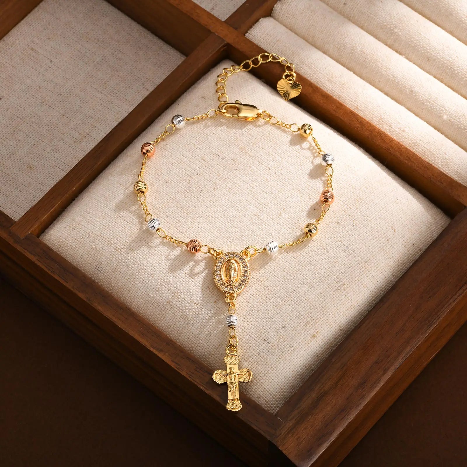 Bracelet à breloques en forme de croix et de chapelet de couleur Tir-Color.                            Tir-Color Rosary Cross Bead Charm Bracelet