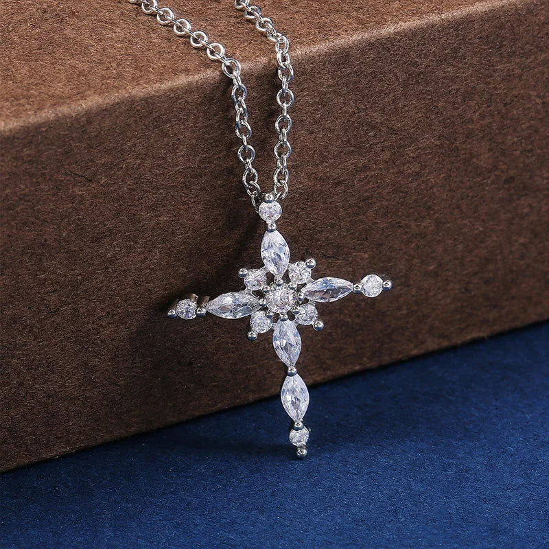 Collier avec pendentif croix en cristal de zircon.                   Crystal Zircon Cross Pendant Necklace