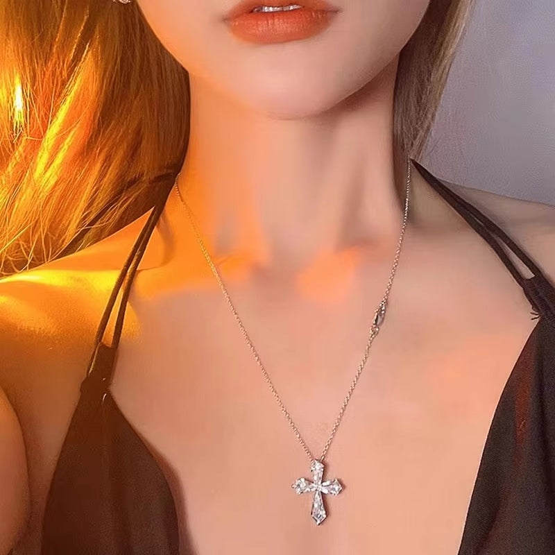 Collier croix en cristal Huitan pour femme.                                    Huitan Crystal Cross Necklace for Women