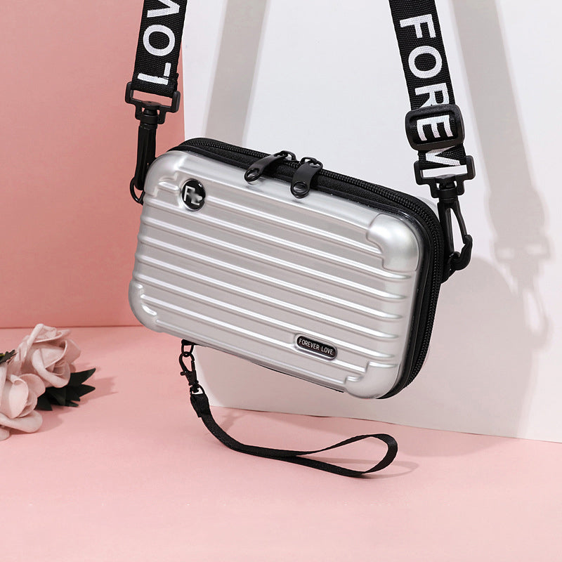Mini-valise à bandoulière.