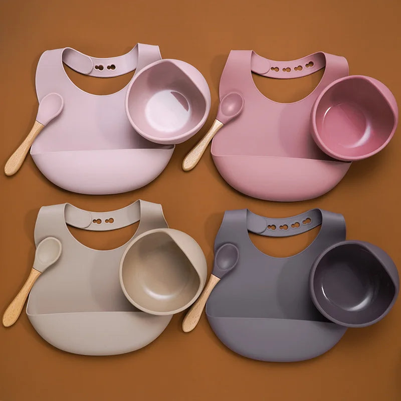 Ensemble de vaisselle en silicone pour bébé.