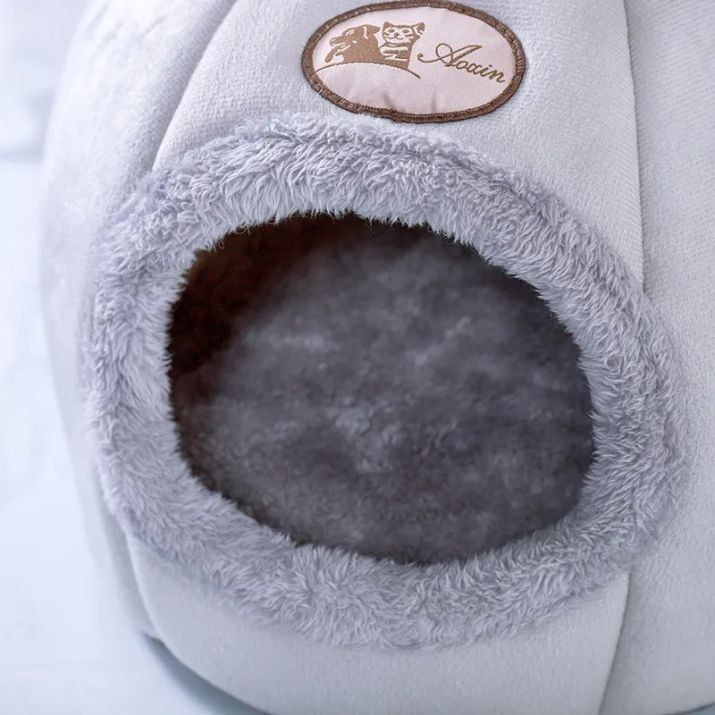 Petite grotte pour chat d'hiver