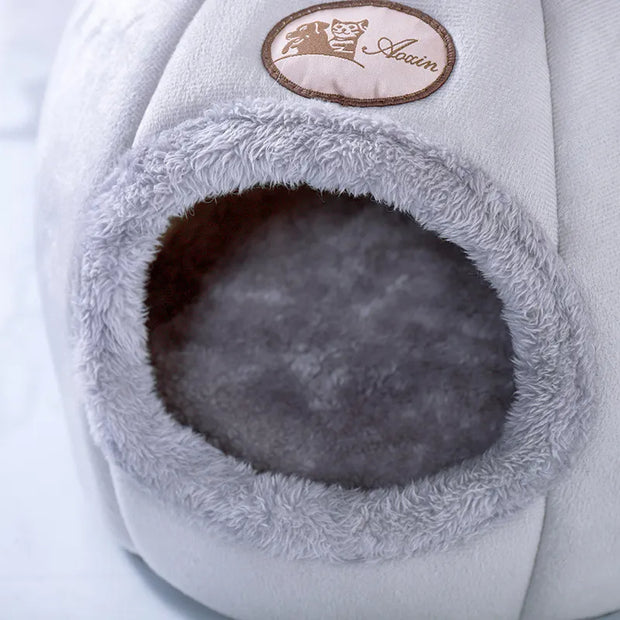 Petite grotte pour chat d'hiver