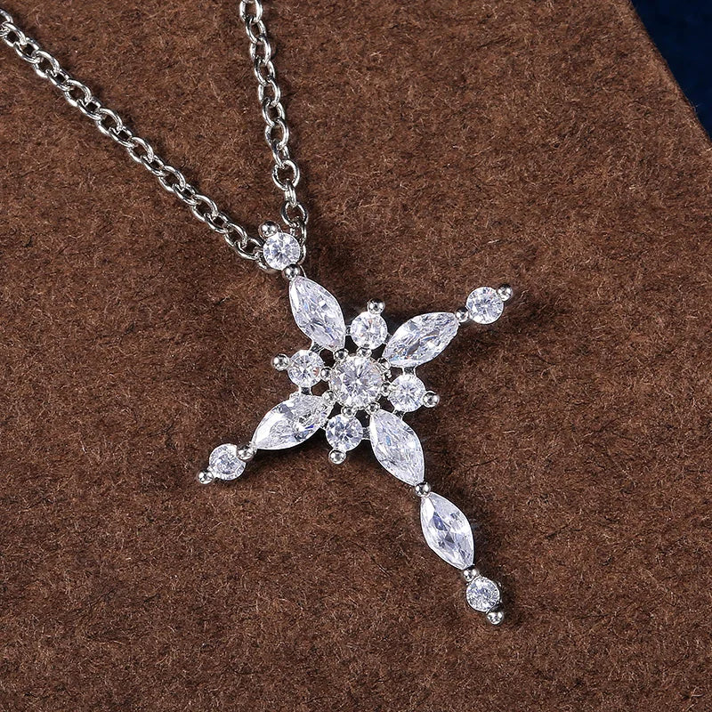 Collier avec pendentif croix en cristal de zircon.                   Crystal Zircon Cross Pendant Necklace