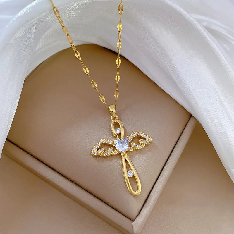 Collier pendentif croix en zircon de luxe brillant.