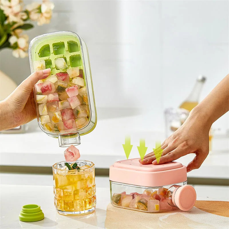 Bac à glaçons avec paille.         Ice Cube Tray With Straw