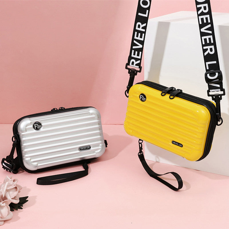 Mini-valise à bandoulière.