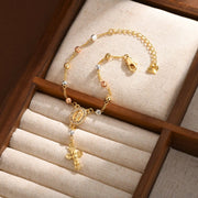 Bracelet à breloques en forme de croix et de chapelet de couleur