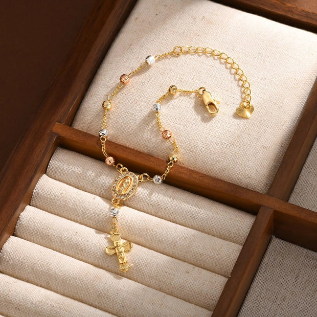 Bracelet à breloques en forme de croix et de chapelet de couleur