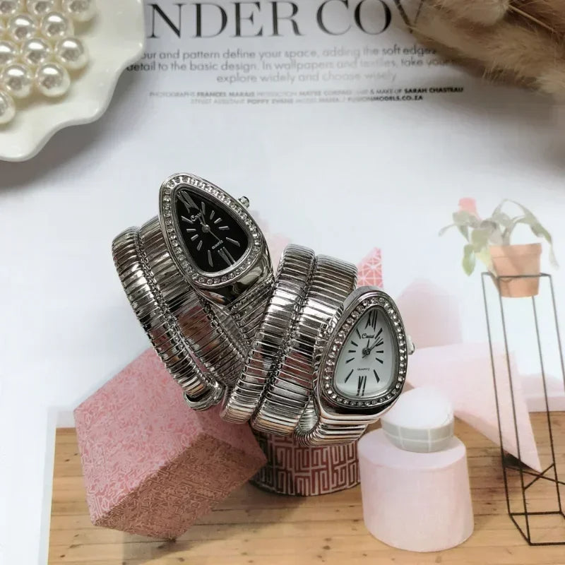 Montre à quartz serpentine pour femme.                            Serpentine Quartz Watch for Women