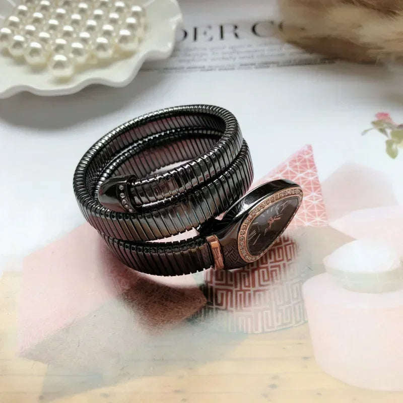 Montre à quartz serpentine pour femme.                            Serpentine Quartz Watch for Women