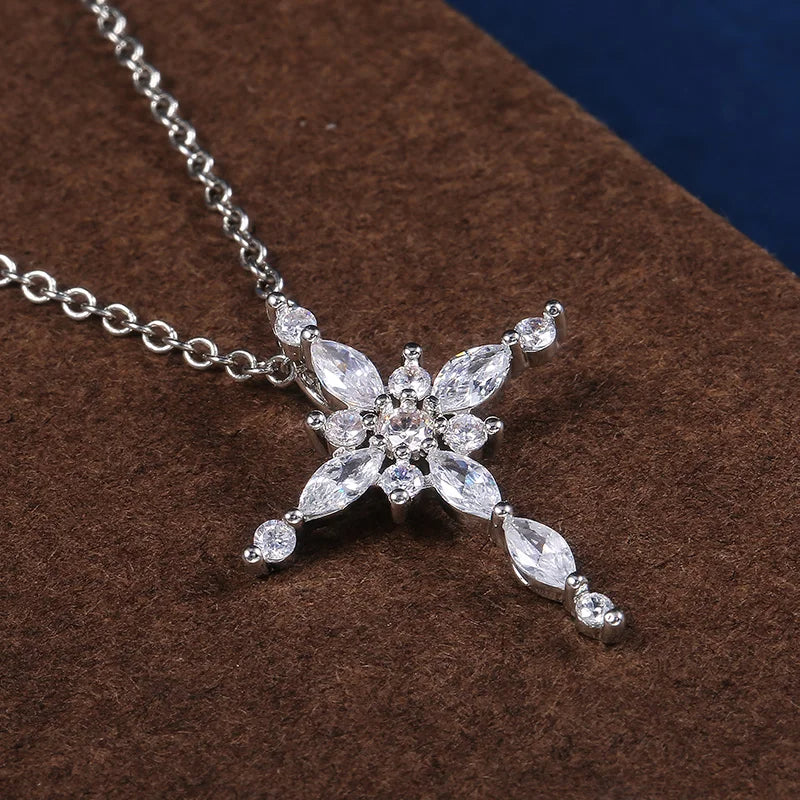 Collier avec pendentif croix en cristal de zircon.                   Crystal Zircon Cross Pendant Necklace