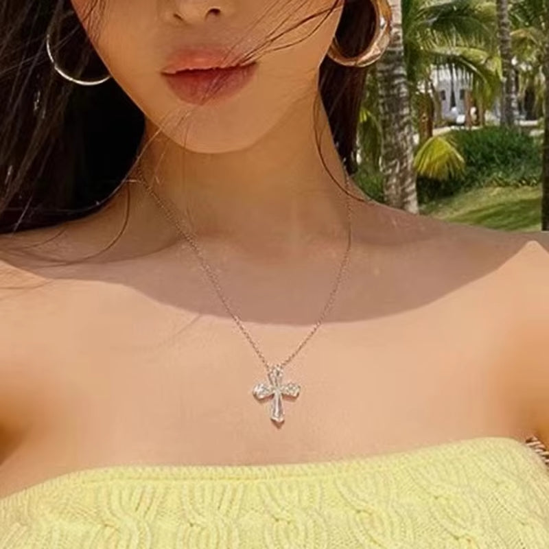 Collier croix en cristal Huitan pour femme.                                    Huitan Crystal Cross Necklace for Women