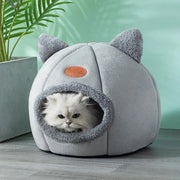 Petite grotte pour chat d'hiver