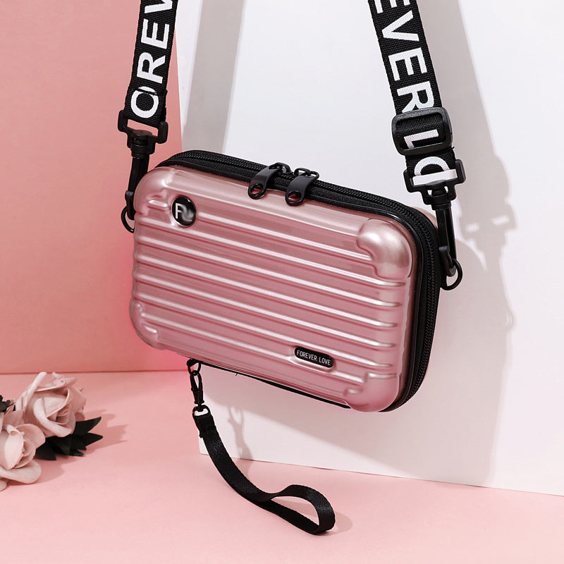 Mini-valise à bandoulière.