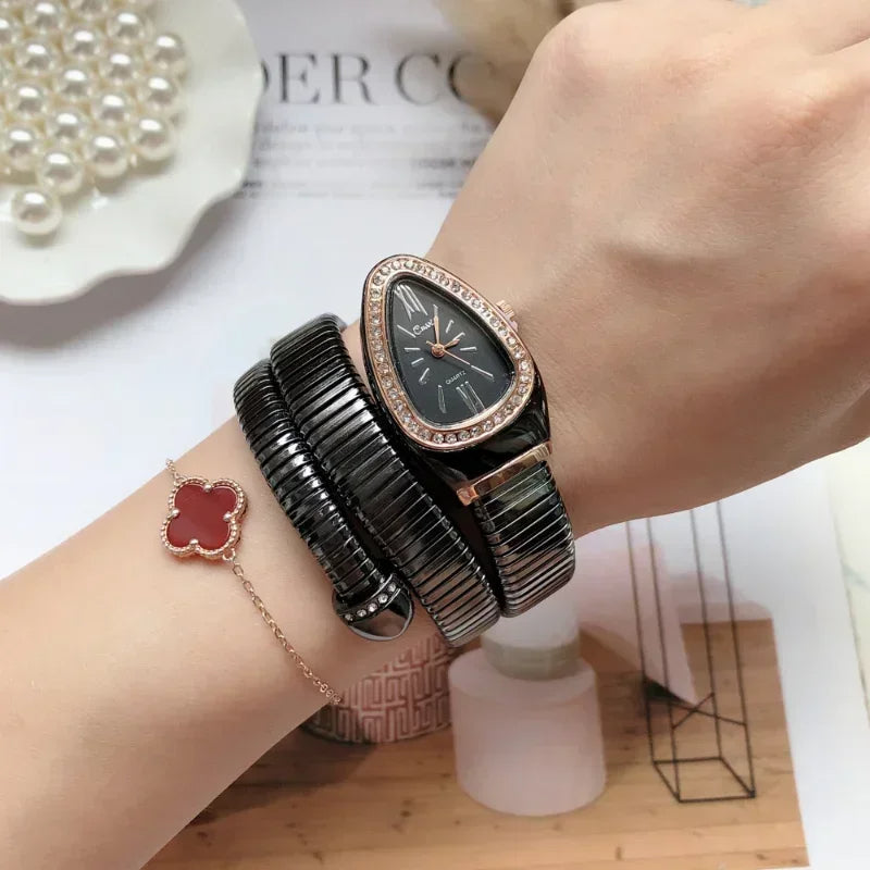 Montre à quartz serpentine pour femme.                            Serpentine Quartz Watch for Women
